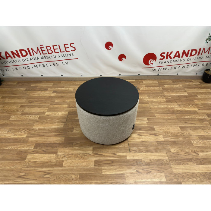 Kavos staliuko ir pufų komplektas II (Ekspozicija) Kavos staliuko ir pufų komplektas II (Ekspozicija)